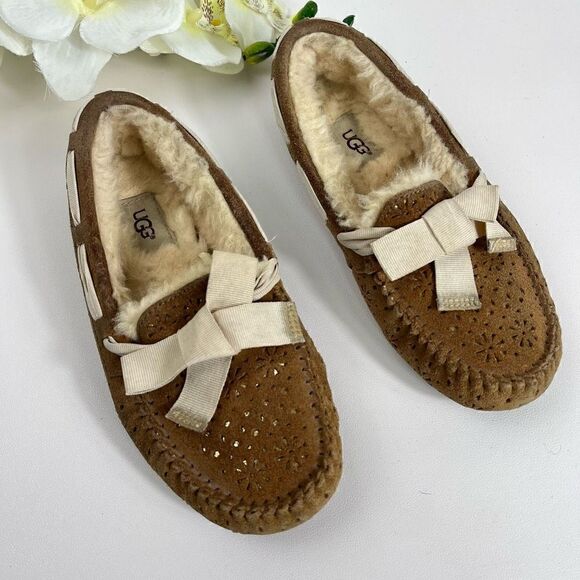 Ugg Womens Moccasin Slippers size 5 - Picture 1 of 12